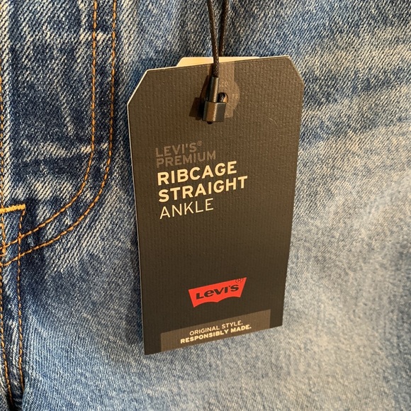 NWT Levi’s premium ribcage straight ankle distressed med wash 28” - Picture 7 of 16